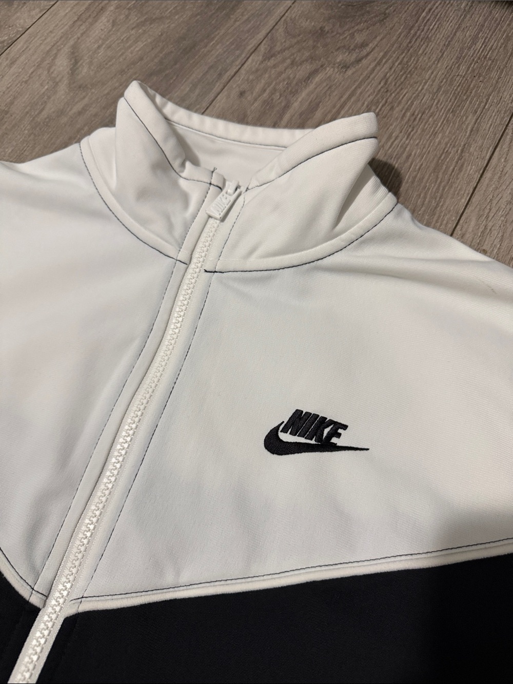 Nike women’s zip up jacket - Picture 3 of 5